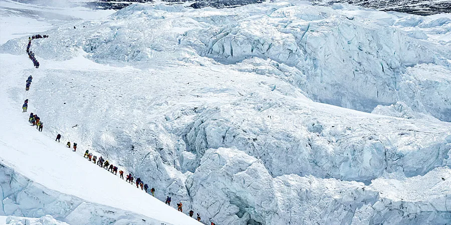 A record number of 274 climb Mt Everest